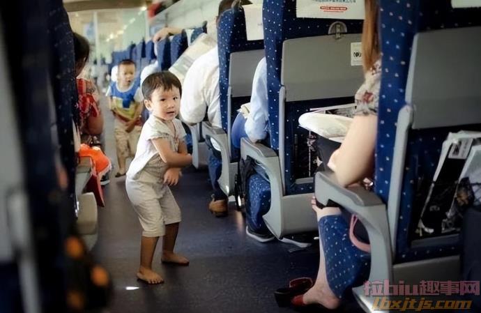 孩子高铁上吵闹乘客提醒被家长怼：没有法律限制我们不能喊 的第8张图片