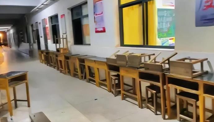 教育局回应家长花万元给全班换桌椅，教育局回应出来，大家都酸了 的第3张图片